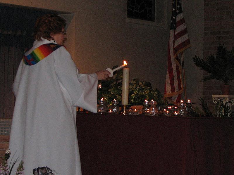 IMG_4486.JPG - Rev. Ellen Brauza "passing on the light"